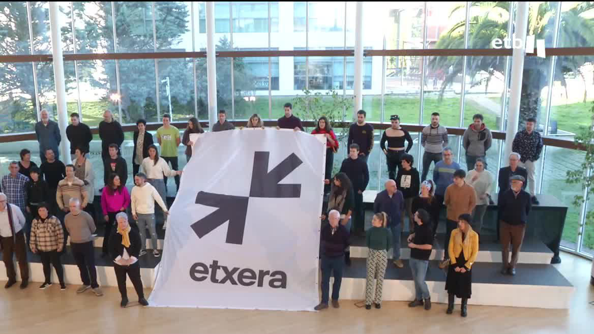 En la actualidad son 14 los presos de ETA en las cárceles del Estado y hay otros 14 en Francia. Acompañados por caras conocidas de la cultura y la política también han presentado el nuevo logo, la nueva imagen, de la que ha desaparecido el mapa de Euskal Herria.