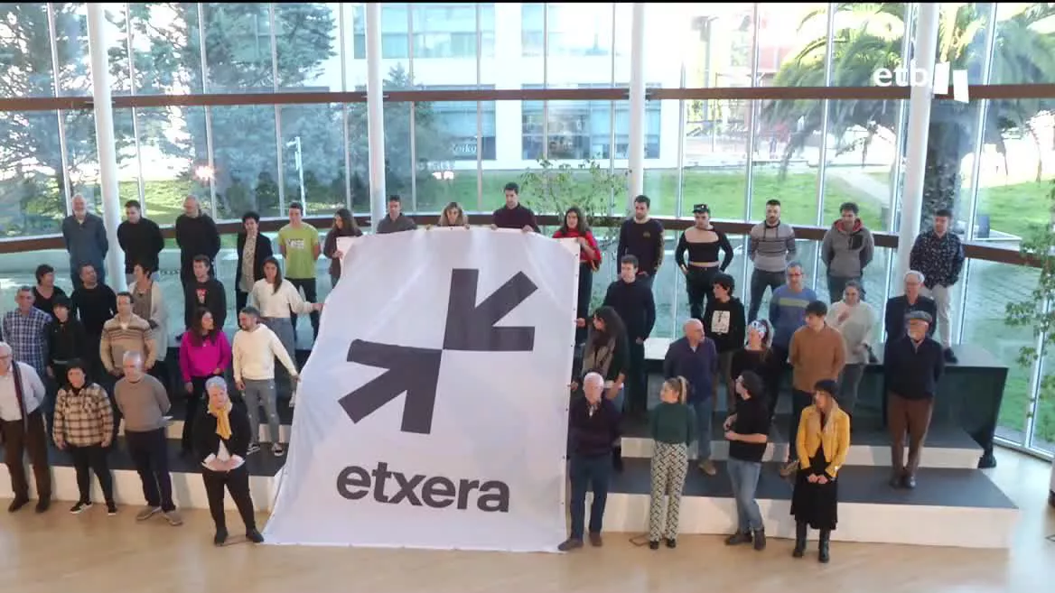 En la actualidad son 14 los presos de ETA en las cárceles del Estado y hay otros 14 en Francia. Acompañados por caras conocidas de la cultura y la política también han presentado el nuevo logo, la nueva imagen, de la que ha desaparecido el mapa de Euskal Herria.
