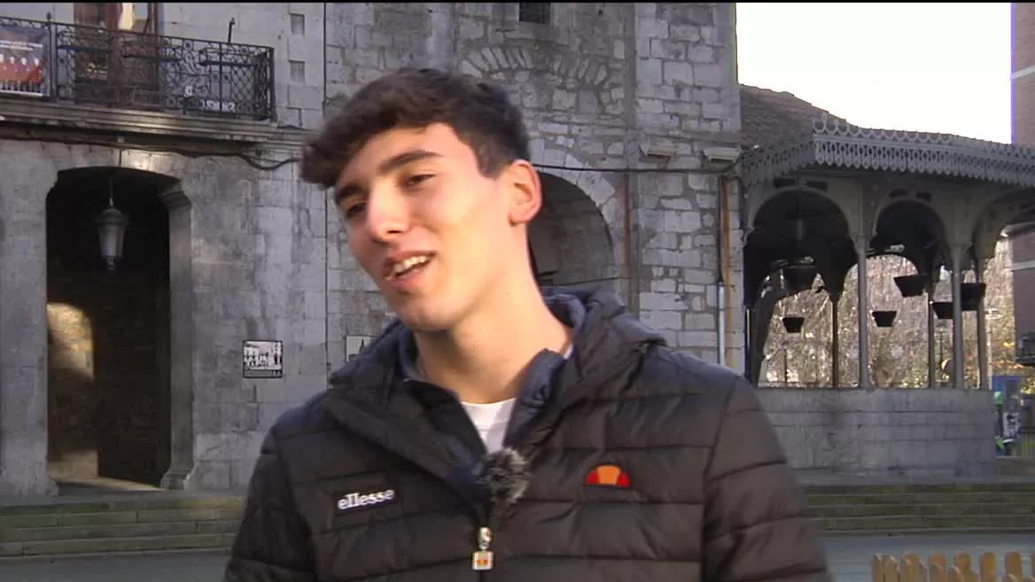 Aspe hará debutar a este joven de 18 años, que disputará su primer partido haciendo pareja con Danel Elezkano, y con Darío y Bikuña como rivales. EITB Media lo ha entrevistado en su pueblo.