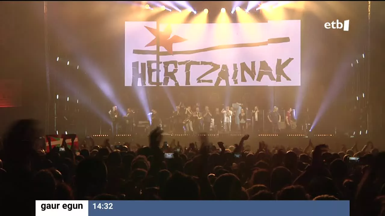 'Jaio eta Bukatu' lelopean egindako biraren azken kontzertua eman zuten atzo Mendizabalan, 15.000 ikus-entzuleren aurrean, jendez lepo zegoen karpan. Gasteizen jaio eta Gasteizen hil da musika taldea.