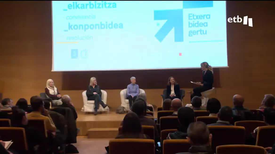 ETA mató al jefe de la Ertzaintza Joseba Goikoetxea. Hoy su viuda, Rosa Rodero, ha asegurado que se tienen que respetar los derechos de los presos vascos, haciendo suya la reivindicación que se oirá en la marcha de esta tarde.