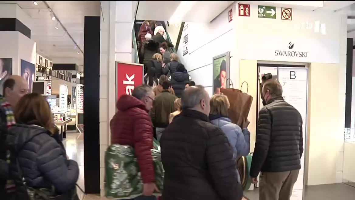 Se ha producido la habitual imagen de los conocidos almacenes: gente esperando a la apertura de puertas para iniciar la temporada invernal de rebajas.