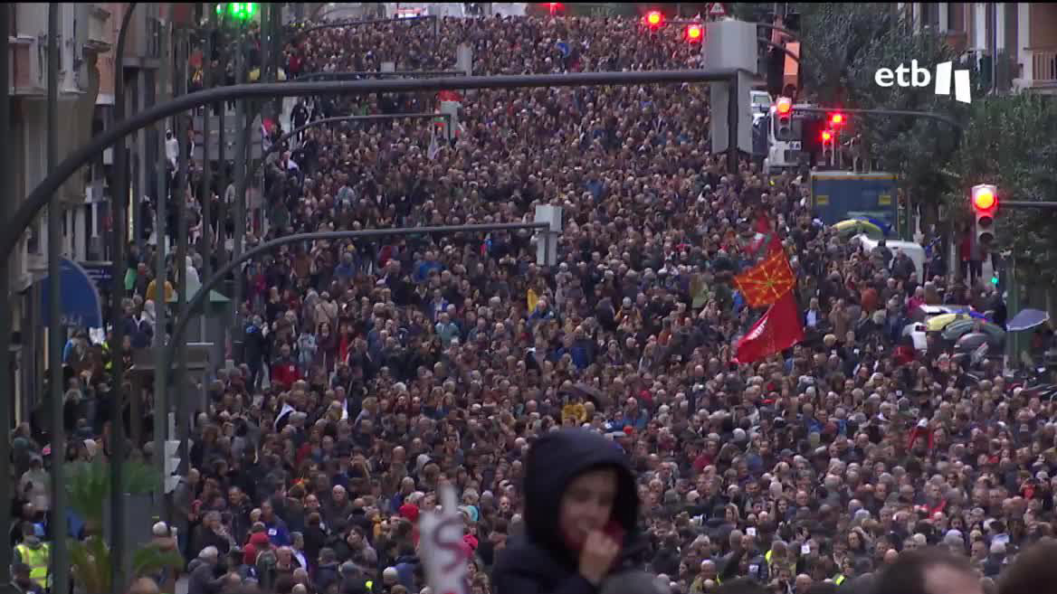 Aunque la situación ha mejorado, los participantes han denunciado que los derechos de las personas presas siguen siendo vulnerados. Convocados por Sare, se han manifestado por las calles de Bilbao bajo el lema "Etxera bidea gertu".
