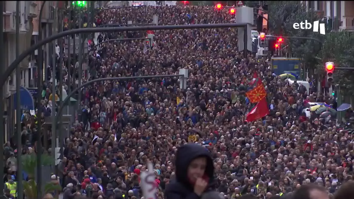 Aunque la situación ha mejorado, los participantes han denunciado que los derechos de las personas presas siguen siendo vulnerados. Convocados por Sare, se han manifestado por las calles de Bilbao bajo el lema "Etxera bidea gertu".