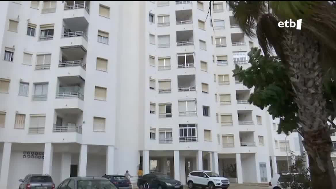 Egun benetan beltza gaurkoa indarkeria matxistari dagokionez. Krimen matxista horren ondorioz, hiru emakumezko hil dituzte, eta lau gizon atxilotuta daude.