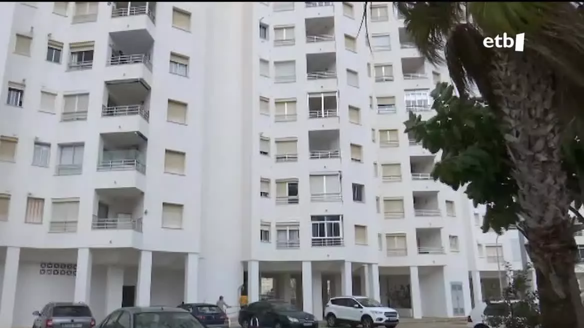 Egun benetan beltza gaurkoa indarkeria matxistari dagokionez. Krimen matxista horren ondorioz, hiru emakumezko hil dituzte, eta lau gizon atxilotuta daude.