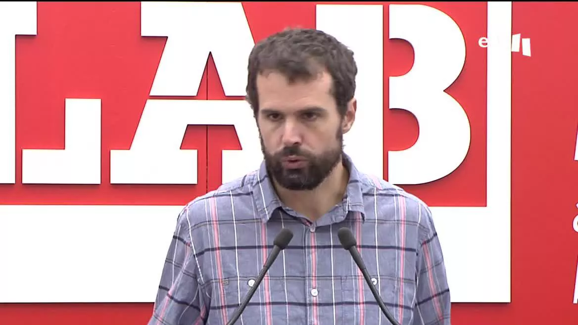 La subida salarial según el IPC, una exigencia de mínimos según la central. Y alcanzar un salario mínimo interprofesional de 1400 euros brutos. Por encima de lo que se negocia en Madrid. LAB estaría dispuesto a participar en un acuerdo interprofesional entre sindicatos y empresarios en Euskadi.