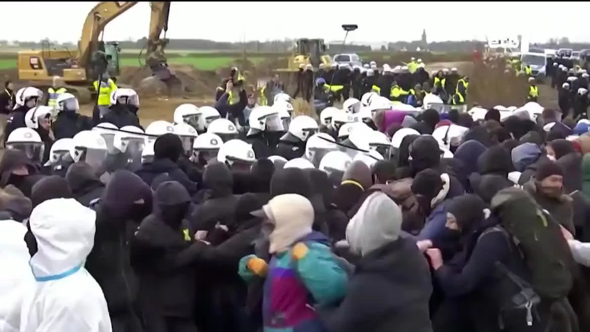 Ehunka ekintzaile iritsi dira bertara, Poliziak inguruko herria hustutzeko operazioa hasi duen bitartean. Ekologistek salatzen dute ikatzaren ustiapena areagotzeak atzerakada galanta ekarriko duela klima larrialdiaren aurkako borrokan.