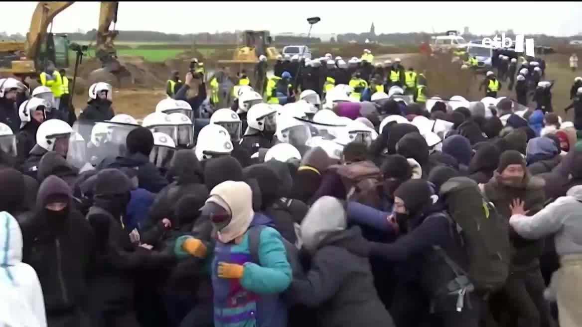 Cientos de manifestantes han llegado hasta allí para evitar el desalojo de un pueblo que desaparecerá con este hecho. Los ecologistas denuncian que el aumento de la producción de las energías fósiles supone un retroceso en la lucha contra el cambio climático.
