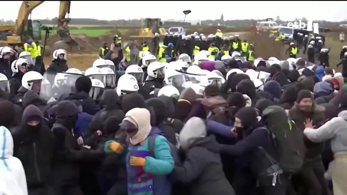 Cientos de manifestantes han llegado hasta allí para evitar el desalojo de un pueblo que desaparecerá con este hecho. Los ecologistas denuncian que el aumento de la producción de las energías fósiles supone un retroceso en la lucha contra el cambio climático.