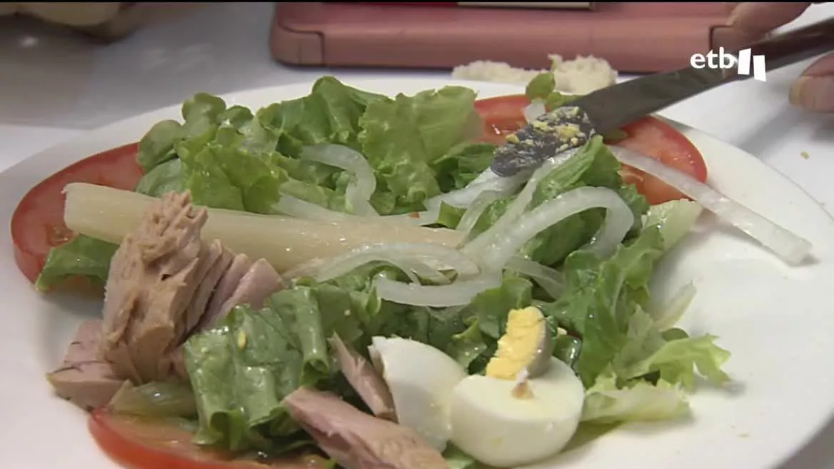 Consiste en pasar 12,18 o 20 horas al día sin comer. Es una estrategia que anda de boca en boca, pero es importante saber combinarla con una dieta saludable y equibilibrada.