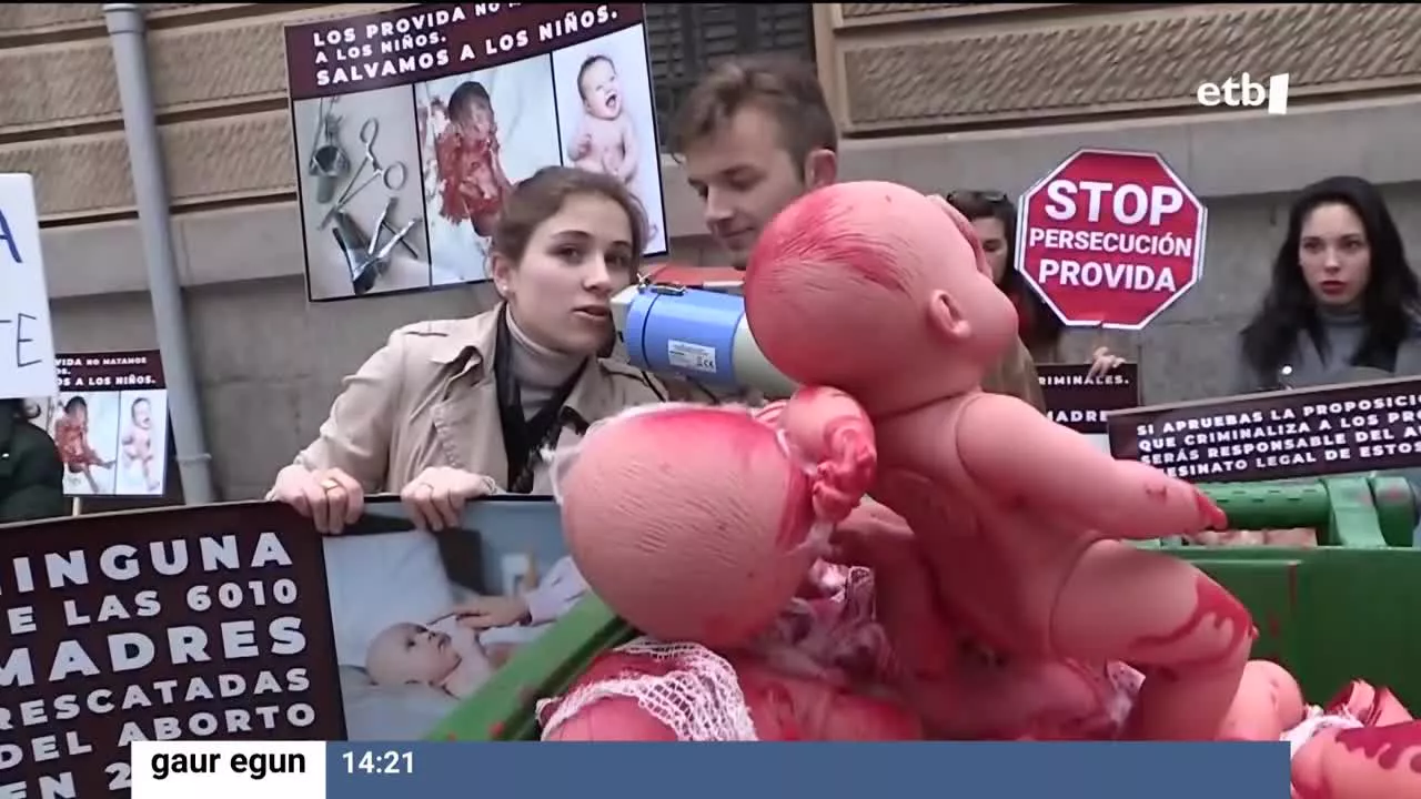 Voxek Gaztela eta Leonen ezarri nahi duen arau polemikoak abortatu nahi duten emakumeei euren fetuen bihotz taupadak entzutea eskaintzea ezarri nahi du, abortatzeko asmoa bertan behera utz dezaten helburuarekin.