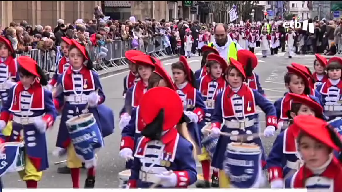 4731 niños y niñas de 41 escuelas tocarán el tambor al son de la Marcha de Sarriegi. Por otro lado, donostiarras de distintos oficios y generaciones han participado en el 'flashmob' realizado por el Ayuntamiento y EITB.