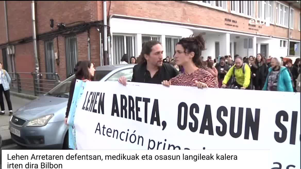 "Lehen arreta arnasberritzen" plataformak deituta, Otxarkoagako osasun zentrotik abiatu da martxa, eta Santutxu auzorantz doa Karmeloko osasun zentrora iritsi arte. Azkenaldian duten lan zamak ekarri dien nekeaz ere hitz egin dute.