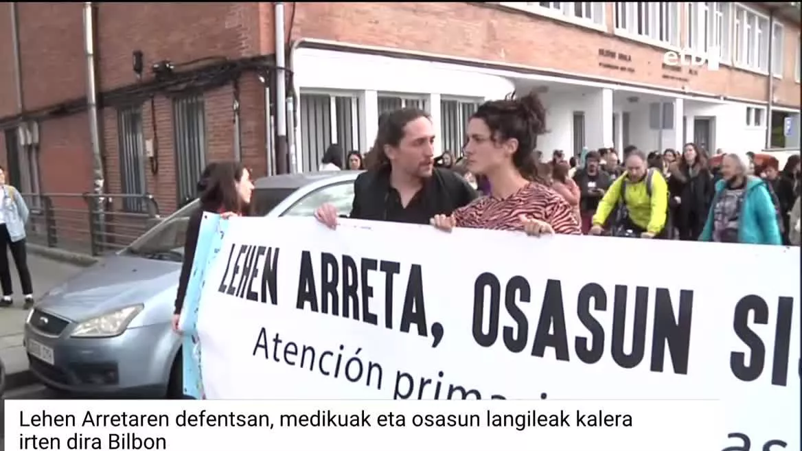 "Lehen arreta arnasberritzen" plataformak deituta, Otxarkoagako osasun zentrotik abiatu da martxa, eta Santutxu auzorantz doa Karmeloko osasun zentrora iritsi arte. Azkenaldian duten lan zamak ekarri dien nekeaz ere hitz egin dute.