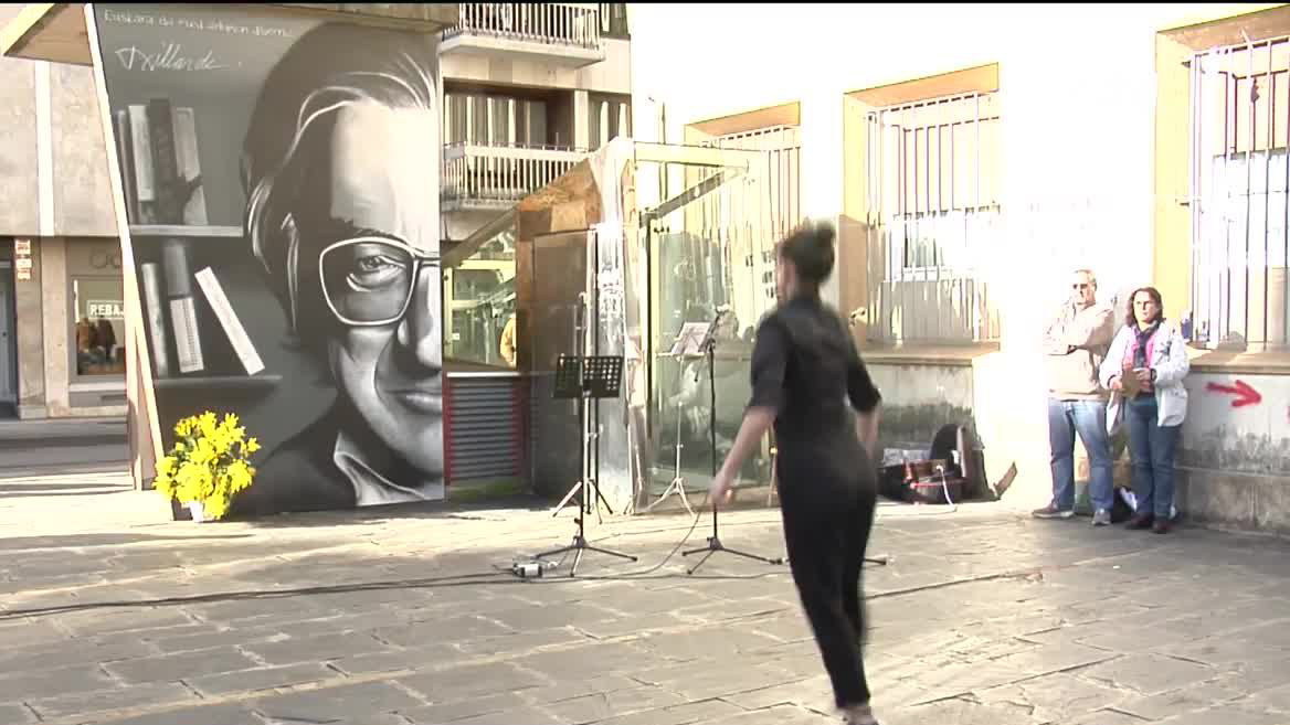 Txillardegi omendu dute gaur, larunbata, Antiguoko Gaskonia plazan. Urtero legez, Donostiako Udal Liburutegi Nagusiari haren izena jar diezaioten aldarrikatu dute “Txilladegi Plaza” dioen plaka bat jarriz Gaskonia plazakoaren azpian.