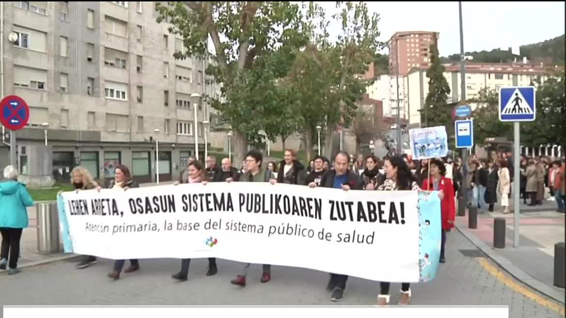 Ha sido una marcha convocada por la plataforma Lehen Arreta Arnasberritzen, que ha recorrido la distancia entre el centro de salud de Otxarkoaga y el de Karmelo en el barrio de Santutxu. Tambien han hablado del desgaste profesional que sufren por la carga de trabajo que vienen soportando desde la p