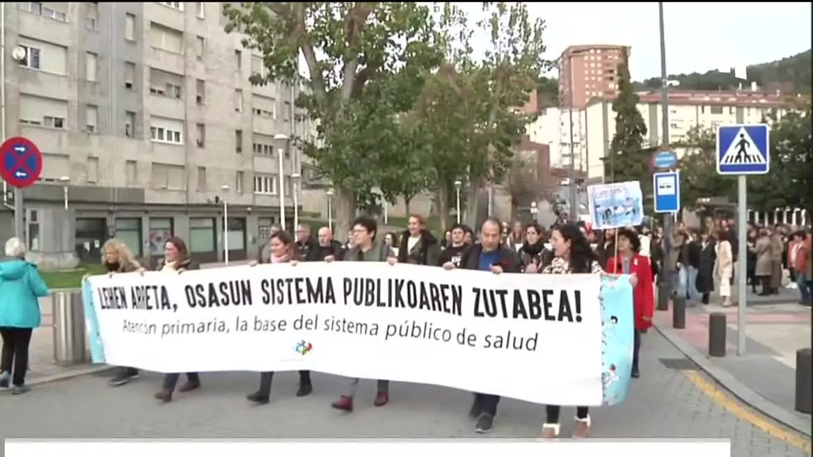 Ha sido una marcha convocada por la plataforma Lehen Arreta Arnasberritzen, que ha recorrido la distancia entre el centro de salud de Otxarkoaga y el de Karmelo en el barrio de Santutxu. Tambien han hablado del desgaste profesional que sufren por la carga de trabajo que vienen soportando desde la p