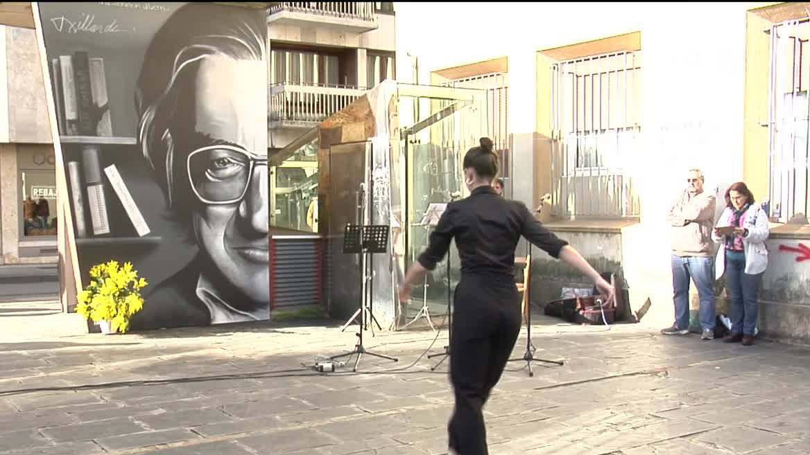 Como cada año, se ha renovado la petición de que la Biblioteca Municipal lleve su nombre y también se ha colocado una placa con el nombre de “Txillardegi Plaza” junto con la de este lugar “Gaskonia Plaza”, reivindicando así el cambio de nombre.