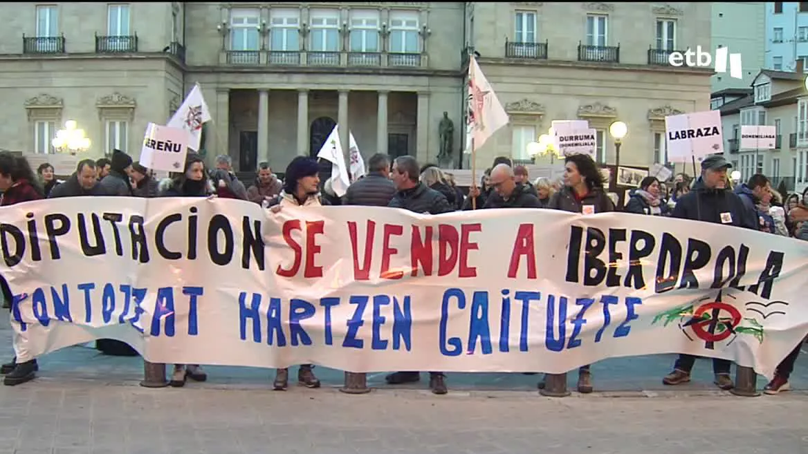 la plataforma ha denunciado frente a la Diputación de Álava que los montes del territorio se están industrializando con la implantación de los molinos eólicos. Según han censurado, la tramitación de las centrales eólicas se está haciendo de forma ilegal e injusta.
