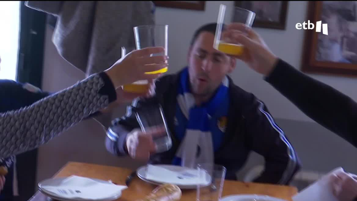 La gente ha acudido con ganas de probar la nueva sidra y disfrutar del especial ambiente que se forma entre las kupelas sin restricciones.