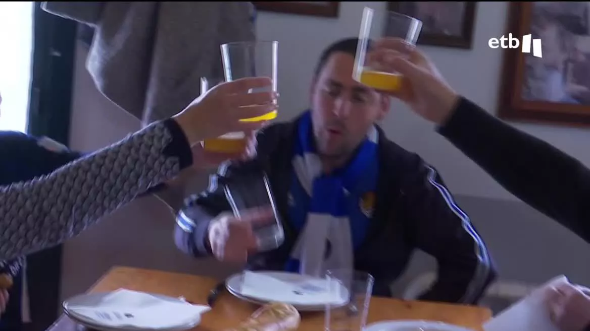 La gente ha acudido con ganas de probar la nueva sidra y disfrutar del especial ambiente que se forma entre las kupelas sin restricciones.