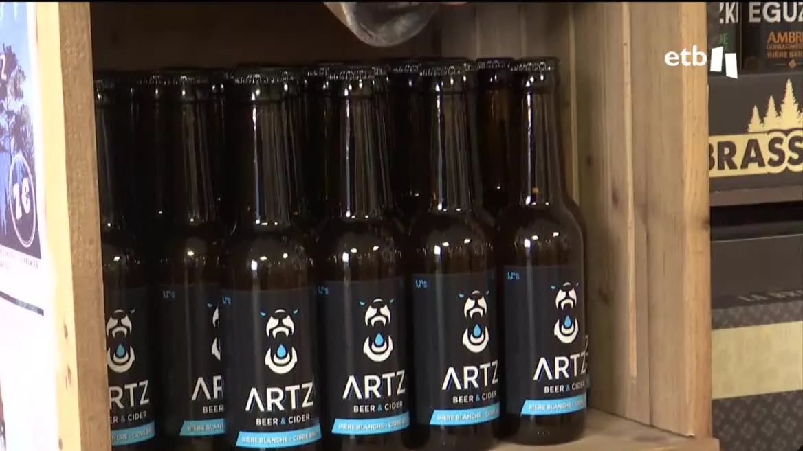 Ha sido creada entre dos reconocidos productores de Bardoze y Astigarraga. De momento tienen dos sabores: uno elaborado con cerveza blanca y otro con sabor a cereza, frambuesa y pimiento de Ezpeleta.