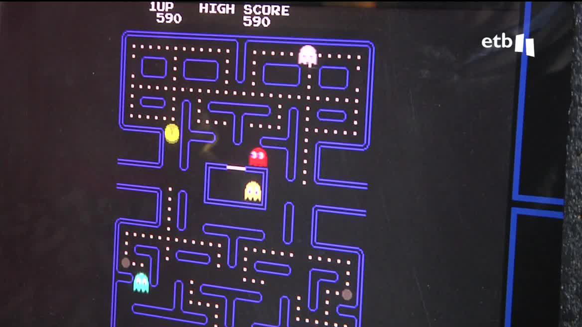 Las maquinas Arcade cumplen 40 años pero, lejos de caer en el olvido, siguen acaparando la atención de los amantes de estos clasicos videojuegos. Rockade es el único local del Estado que aúna gastronomía y máquinas Arcade. Tienen otros dos en Madrid.