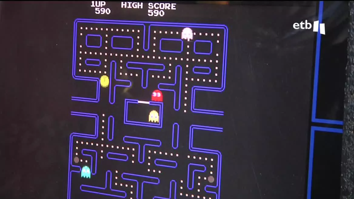 Las maquinas Arcade cumplen 40 años pero, lejos de caer en el olvido, siguen acaparando la atención de los amantes de estos clasicos videojuegos. Rockade es el único local del Estado que aúna gastronomía y máquinas Arcade. Tienen otros dos en Madrid.