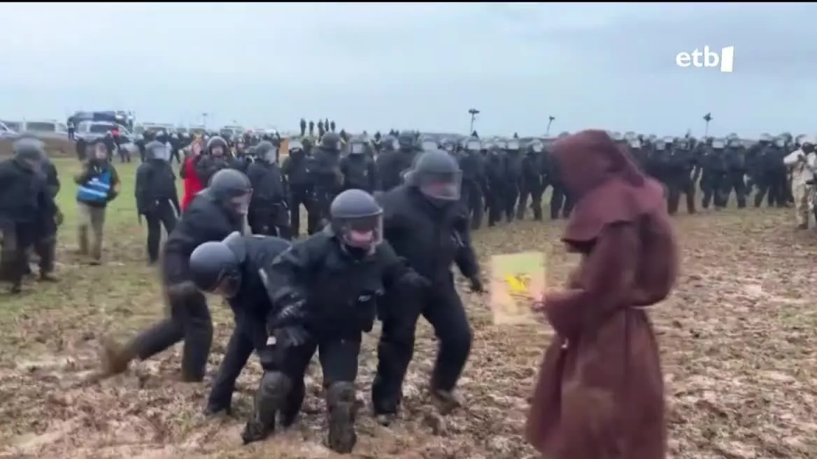 Poliziek haibeste ur-kanoikadak bota dizkiete ekologistei, non lokatz ugari sortu den lurrean. Ondorioz, protesten aurpegirik dibertigarriena utzi du: agenteak lokatzetan harrapatuta ekologistak