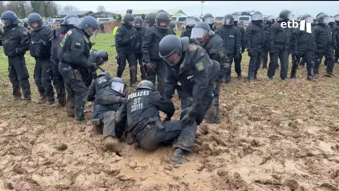 Los policías han lanzado cañonazos de agua para disuadir a los ecologistas, tanto que el barrizal creado por ellos mismos se les ha convertido en un verdadero problema, ya que han quedado atrapados, dejando una imágenes, como poco, dignas de Monty Python.