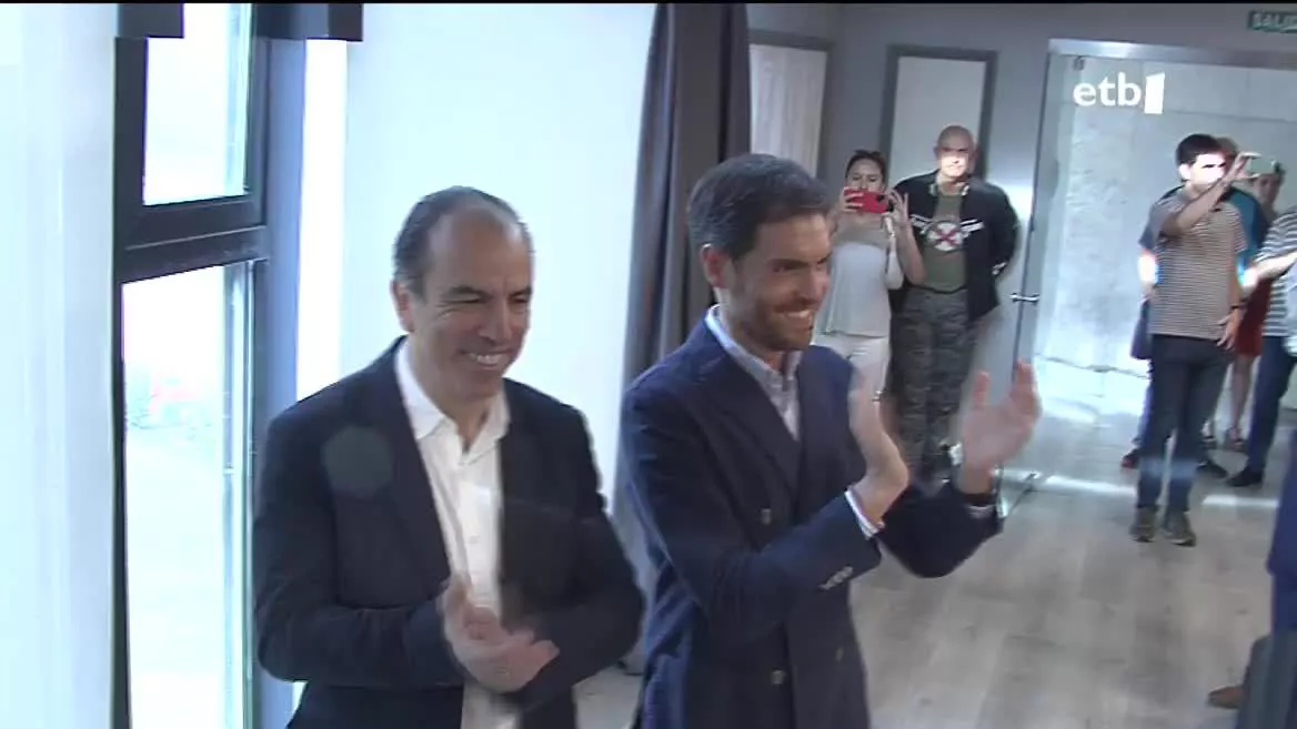 Sayasek eta Adanerok UPNren alderdi disziplina hautsi eta lan erreformaren aurka bozkatu zuten. Horren ondorioz, UPNk militantzia kendu egin zien. Javier Esparza, UPNko presidentea, albisteak ez du ezustean harrapatu. Bere esanetan, Alderdi Popularra aspalditik dabil haien atzetik.