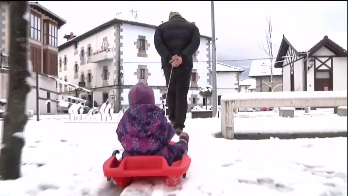 Elurra aparteko arazorik sortu gabe iritsi da Iruñera. Lodiago bota du Lekunberrin eta beste hainbat herritan, baina ez da hainbesterako izan. Arratsaldean edo iluntzean, hori bai, okerrera egingo du denboraleak.