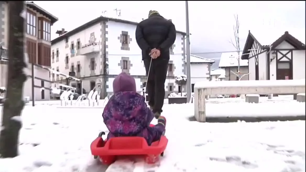 Elurra aparteko arazorik sortu gabe iritsi da Iruñera. Lodiago bota du Lekunberrin eta beste hainbat herritan, baina ez da hainbesterako izan. Arratsaldean edo iluntzean, hori bai, okerrera egingo du denboraleak.