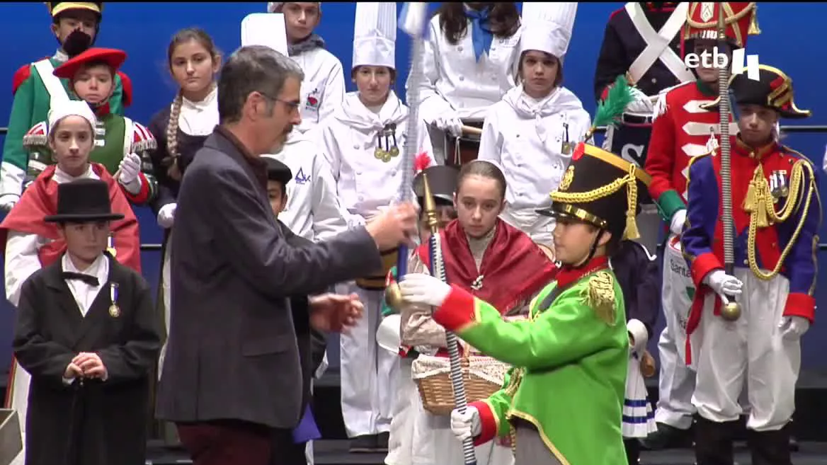 Donostia-San Sebastián ha presentado esta mañana a todas las compañías y personajes de la tamborrada infantil.
