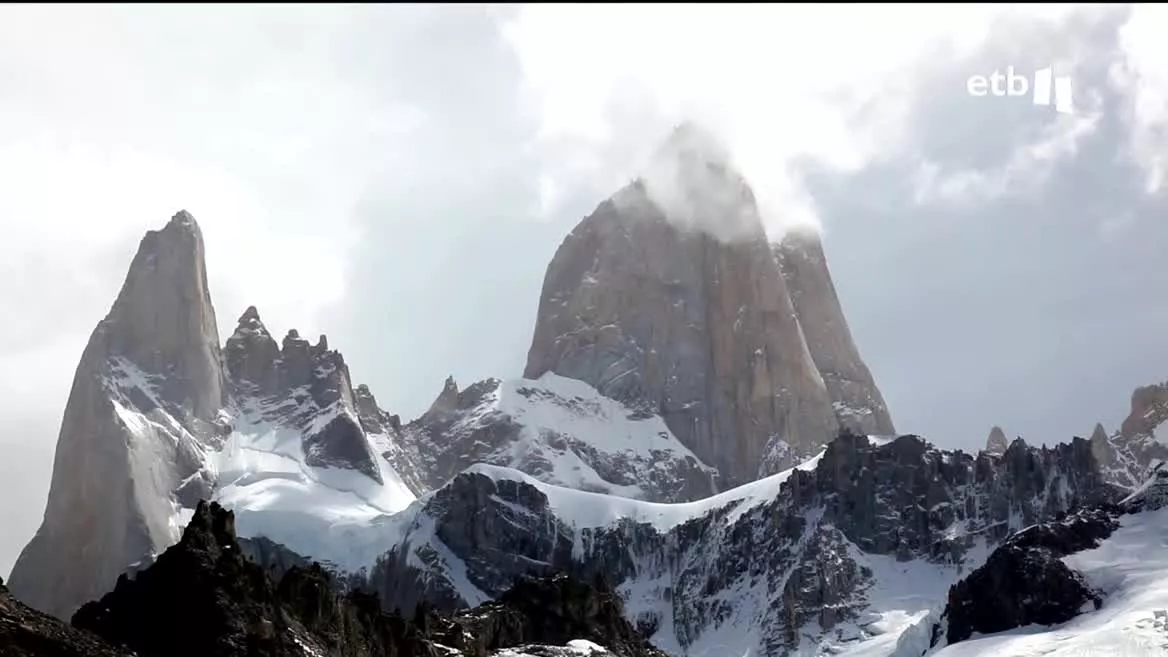 Los montañeros Iker Bilbao y Amaia Agirre han desaparecido en la Patagonia tras verse sorprendidos por una avalancha. Los equipos de rescate no han salido en su búsqueda debido a la peligrosidad del terreno y las complicadas condiciones meteorológicas.