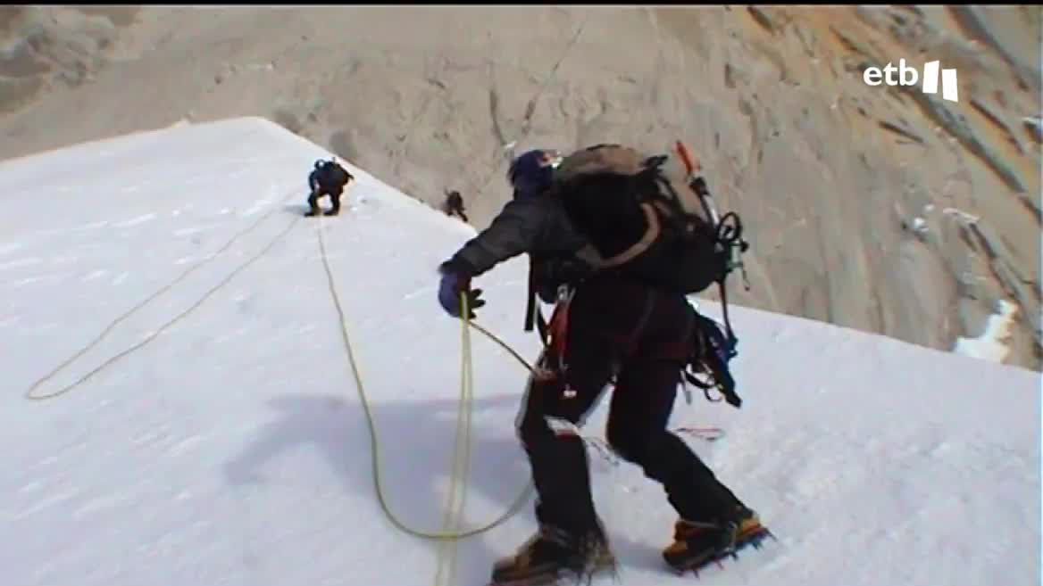 Un alpinista ha descendido por la misma ruta donde tuvieron el accidente Amaia Agirre e Iker Bilbao, y ha asegurado que las condiciones no permiten realizar un rescate.