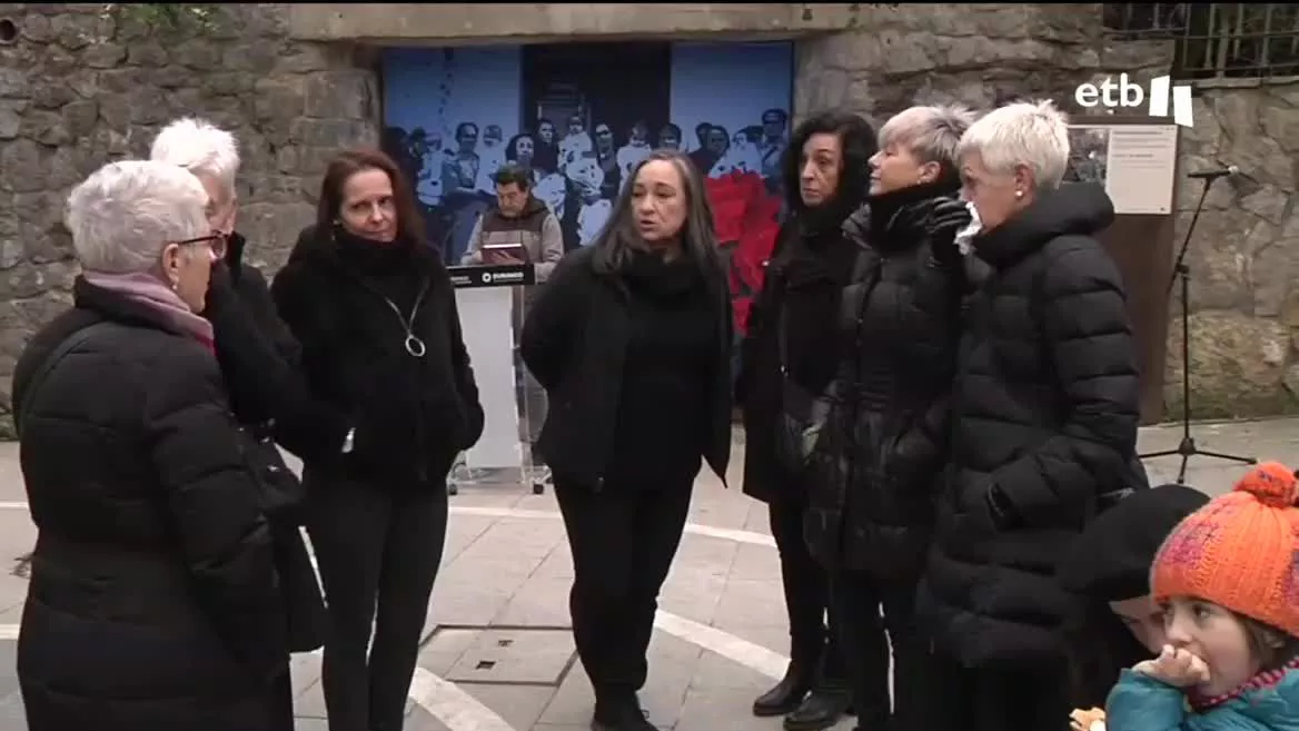 El acto se ha desarrollado en el colegio Nevers, donde en su día estuvo ubicada la prisión femenina-. Allí murieron cinco presas y seis niños y niñas. Han colocado una placa con sus nombres.