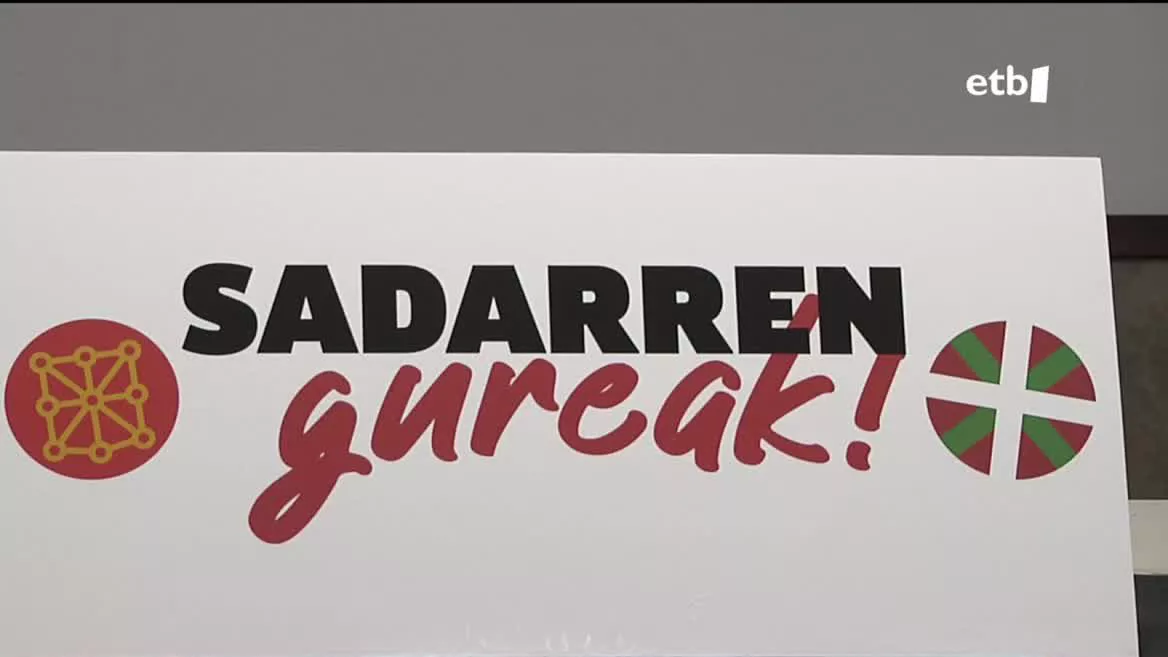 Sadarren iragan larunbatean ikurrinari eta beste ikur batzuei ezarritako debekua dela eta, zenbait zalek manifestua irakurri dute. Egoera salatu eta asteazkeneko kopako kanporaketa sinboloen defentsarako baliatzea proposatu dute.