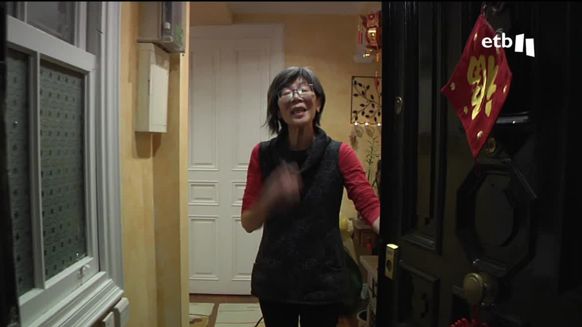 Hemos querido saber cómo celebran la entrada en el año nuevo los y las ciudadanas chinas y coreanas que viven en Euskal Herria. Sus costumbres, la decoración o el menú son las claves de esta celebración repleta de tradición y simbolismo.