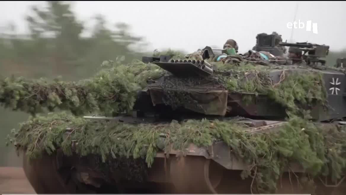 En los últimos días varios países se han mostrado dispuestos a ceder sus tanques, en respuesta a la petición de Kiev. El presidente ucraniano, Volodimir Zelenski, por su parte, ha dicho que para ganar la guerra necesitan armas de este tipo. Joe Biden ha dicho que dará a Kiev "todo lo que necesite".