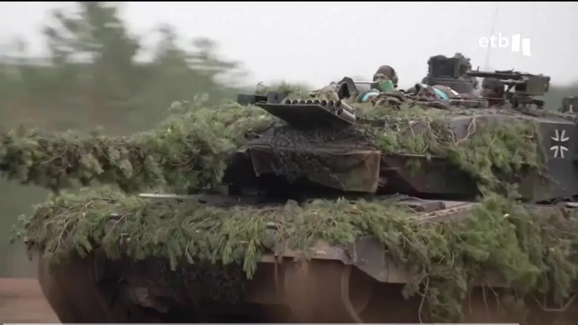 En los últimos días varios países se han mostrado dispuestos a ceder sus tanques, en respuesta a la petición de Kiev. El presidente ucraniano, Volodimir Zelenski, por su parte, ha dicho que para ganar la guerra necesitan armas de este tipo. Joe Biden ha dicho que dará a Kiev "todo lo que necesite".