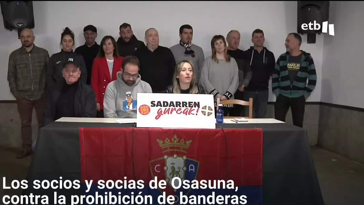 Varios aficionados han leído el manifiesto por la prohibición impuesta a la ikurriña y otros símbolos el pasado sábado en El Sadar. Han denunciado lo sucedido y piden que no vuelva a pasar, y proponen que se aproveche la eliminatoria copera del miércoles para defender los símbolos.