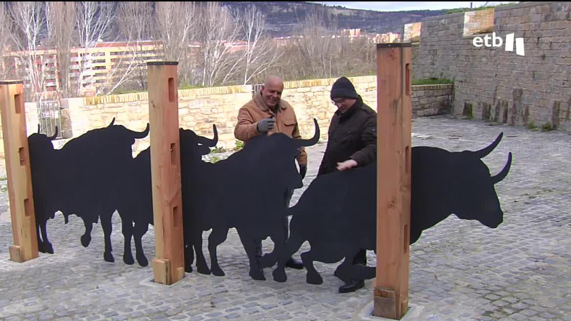 La inauguración en Pamplona de un nuevo conjunto escultórico del encierro, en el corral de Santo Domingo, justo donde comienza el recorrido del encierro, ha generado polémica. Falta un toro: solo hay cinco.