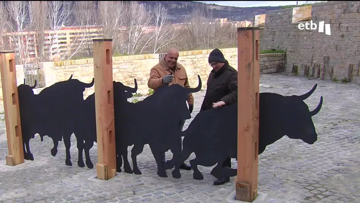 La inauguración en Pamplona de un nuevo conjunto escultórico del encierro, en el corral de Santo Domingo, justo donde comienza el recorrido del encierro, ha generado polémica. Falta un toro: solo hay cinco.