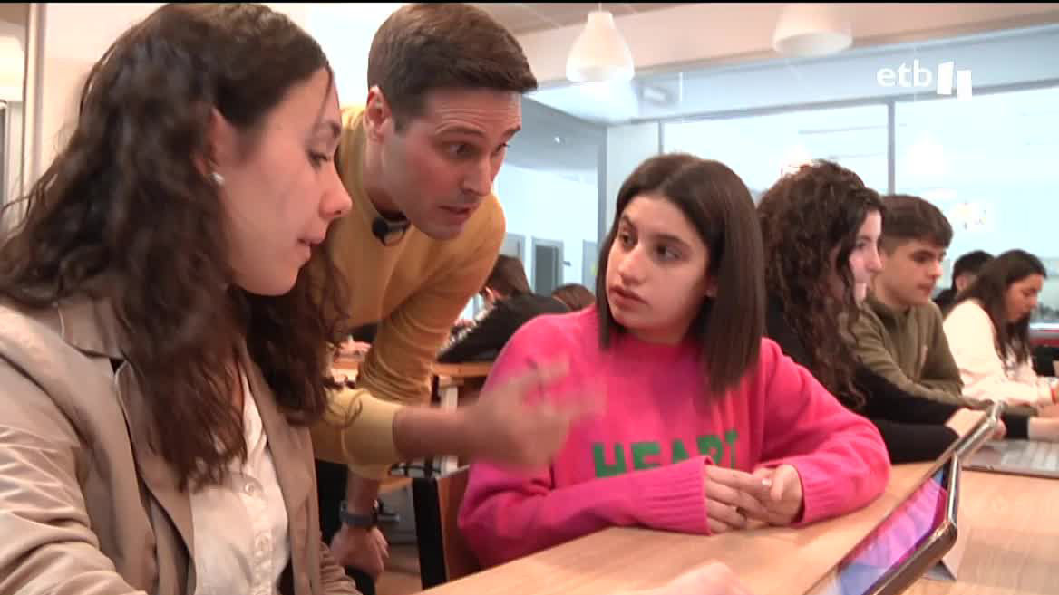 En Lauaxeta Ikastola están aprendiendo cómo integrar la inteligencia artificial en las aulas, para lo que utilizan la herramienta ChatGPT.