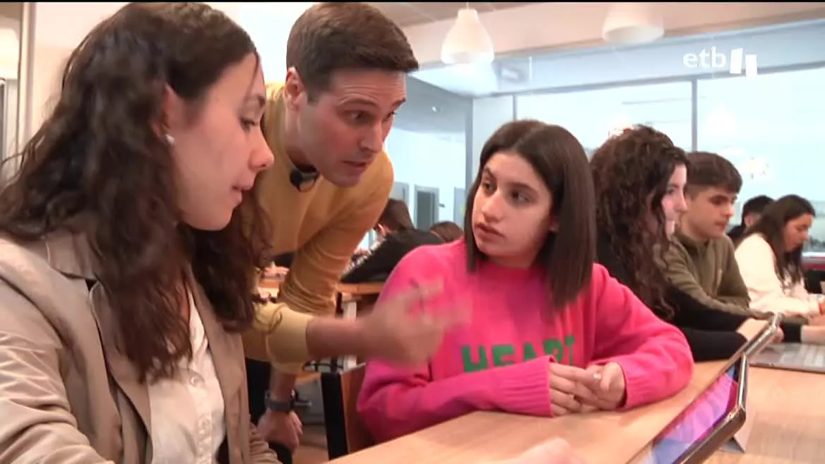 En Lauaxeta Ikastola están aprendiendo cómo integrar la inteligencia artificial en las aulas, para lo que utilizan la herramienta ChatGPT.
