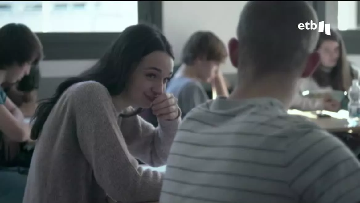 En Amorebieta se han concentrado para denunciar el acoso que sufre un joven de la localidad. Según nos explica el psicólogo Aitor Aritzeta, en estos casos las consecuencias suelen ser más severas en jóvenes con TDAH.