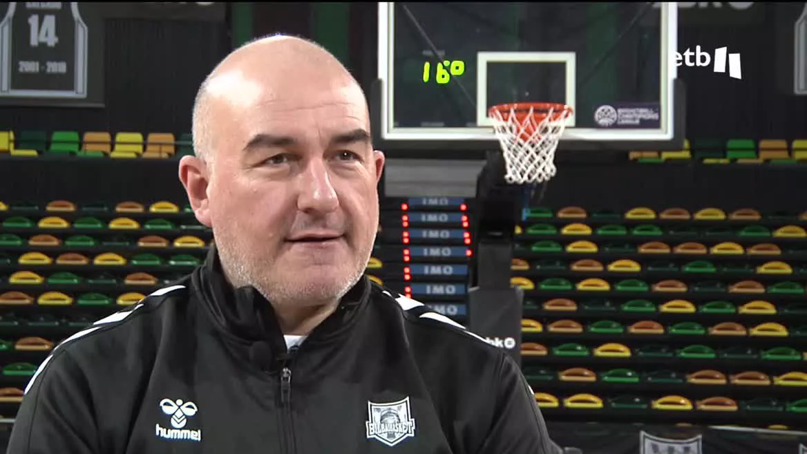 El entrenador del Surne Bilbao Basket ha hablado con EITB Media en la víspera de que su equipo inicie, ante el Darüssafaka, los octavos de final de la Champions League, en Miribilla.