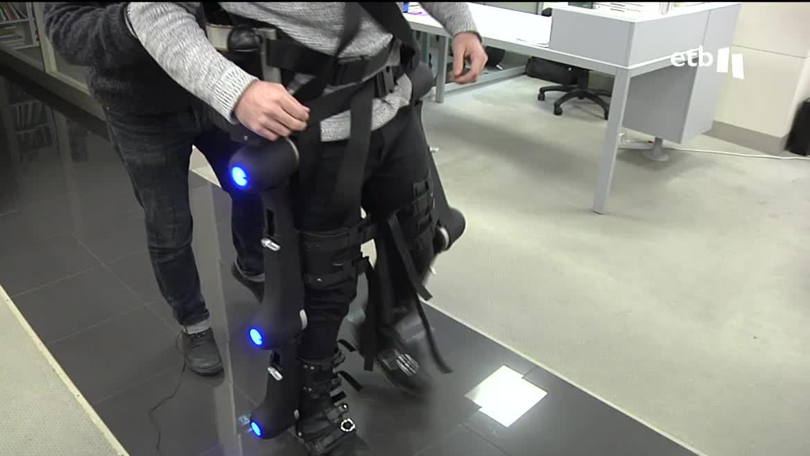 La empresa vasca Gogoa Mobility ha estrenado en Urretxu un laboratorio pionero a nivel mundial para rehabilitaciñon tras lesiones medulares, ictus, esclerosis o Párkinson. Su principal herramienta es Hank, que ayuda a reeducar el cerebro dañado.
